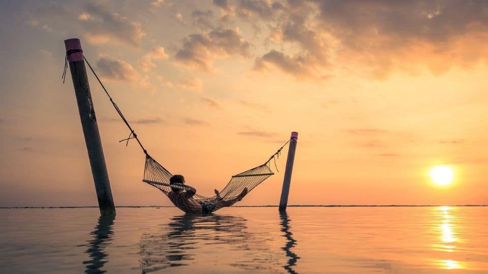 Un ragazzo sull'amaca al tramonto