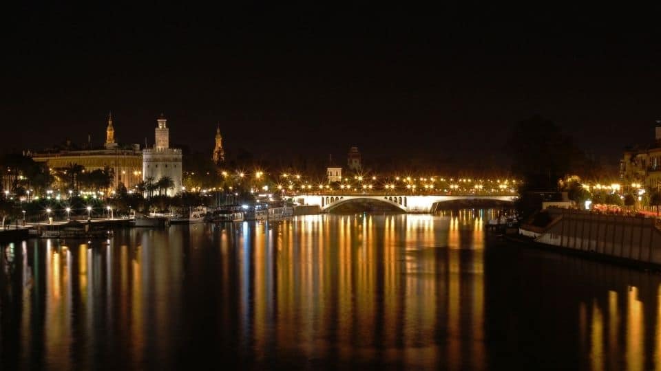 Vista notturna di siviglia