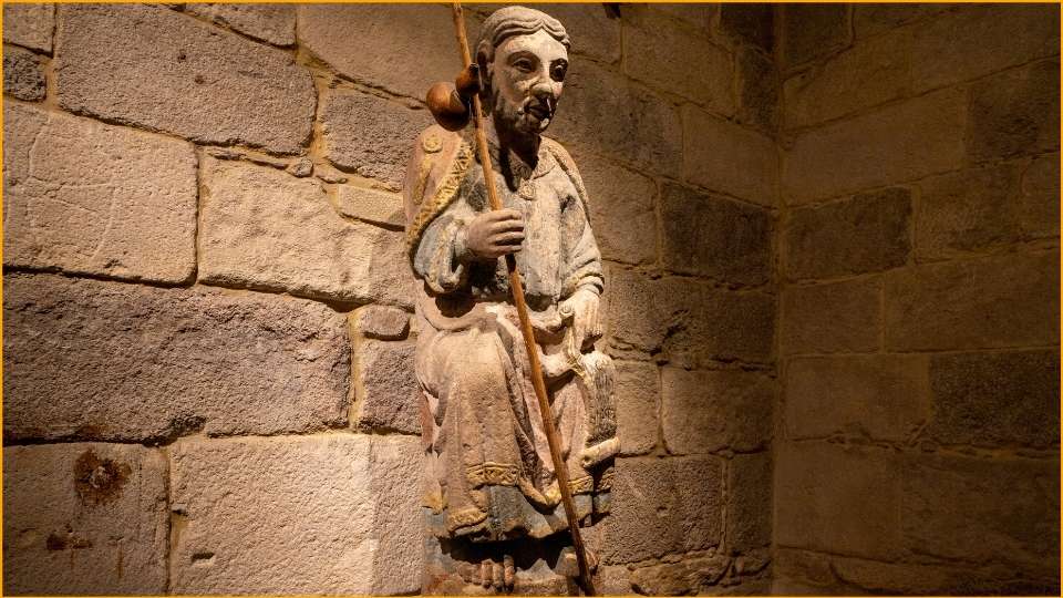 Cammino di Santiago in Galizia una statua nella Chiesa di La Coruña