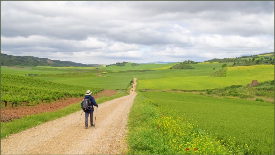 un pellegrino cammina da solo sul sentiero
