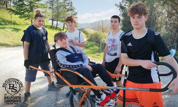 Cammino di Santiago ragazzi con una Joelette