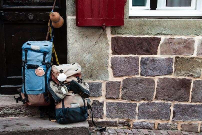 due zaini di pellegrini del Cammino di Santiago
