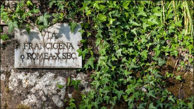 Targa indicante la Via Francigena