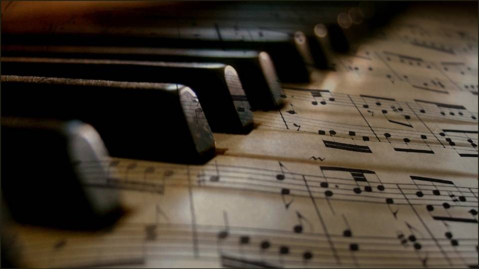 note musicali su tasti pianoforte