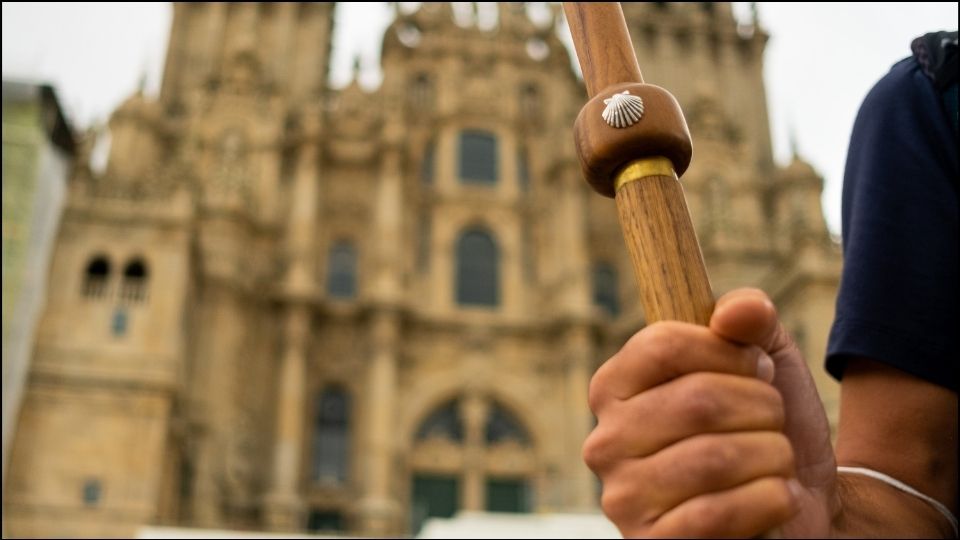 pellegrino a Santiago accompagnato dalla musica per il Cammino di Santiago