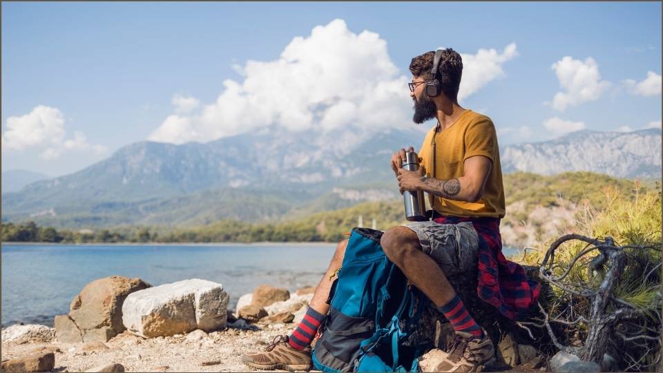 ragazzo ascolta la musica durante l'escursione