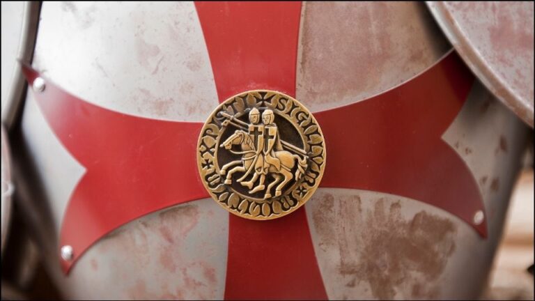 uno scudo con il simbolo dei Cavalieri Templari