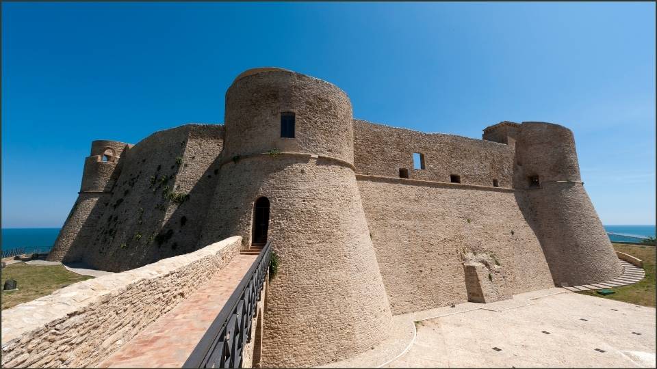 sentieri ditalia il castello argonese di ortona