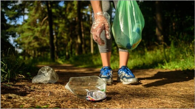 Camminare lentamente e raccogliere i rifiuti