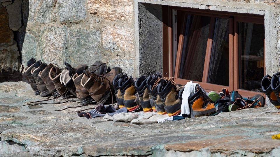 scarpe da trekking vicino ad un ostello